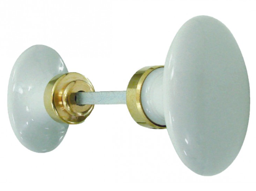 Bouton double ovale en porcelaine blanche et laiton poli.