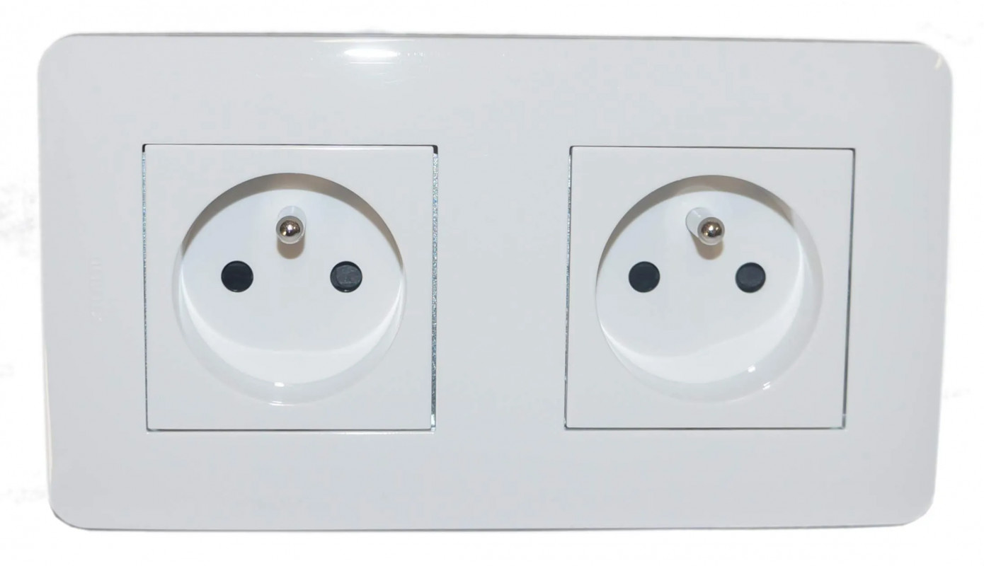 Double socket outlet with earth connection Casual series white