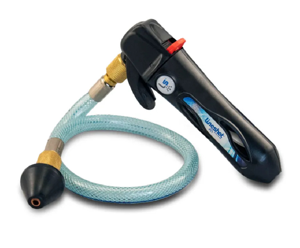 Condensate hose cleaning gun with CO2 cartridge