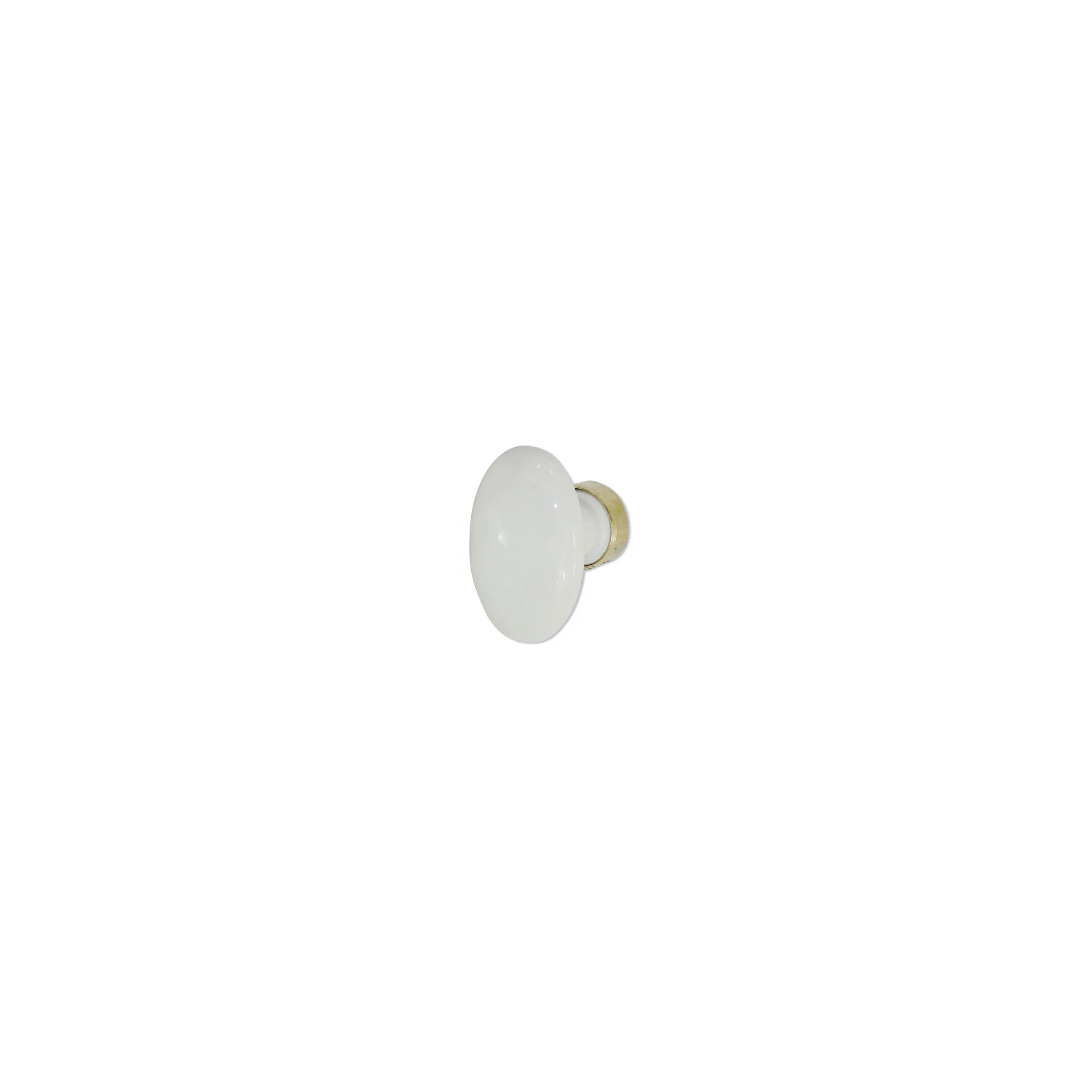 Bouton simple ovale en porcelaine blanche et laiton poli.