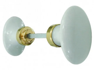 Bouton double ovale en porcelaine blanche et laiton poli.